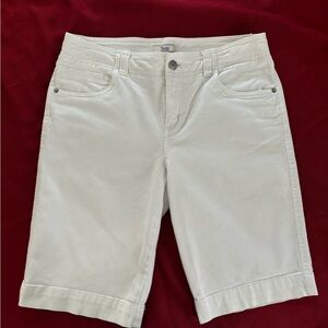 Bass- White BermudaShorts- Ladies Size-8 Excellent Pre Owned, no Stains or Rips.